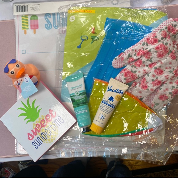 Summer Essentials Gift Set | pool float + more - Picture 1 of 6